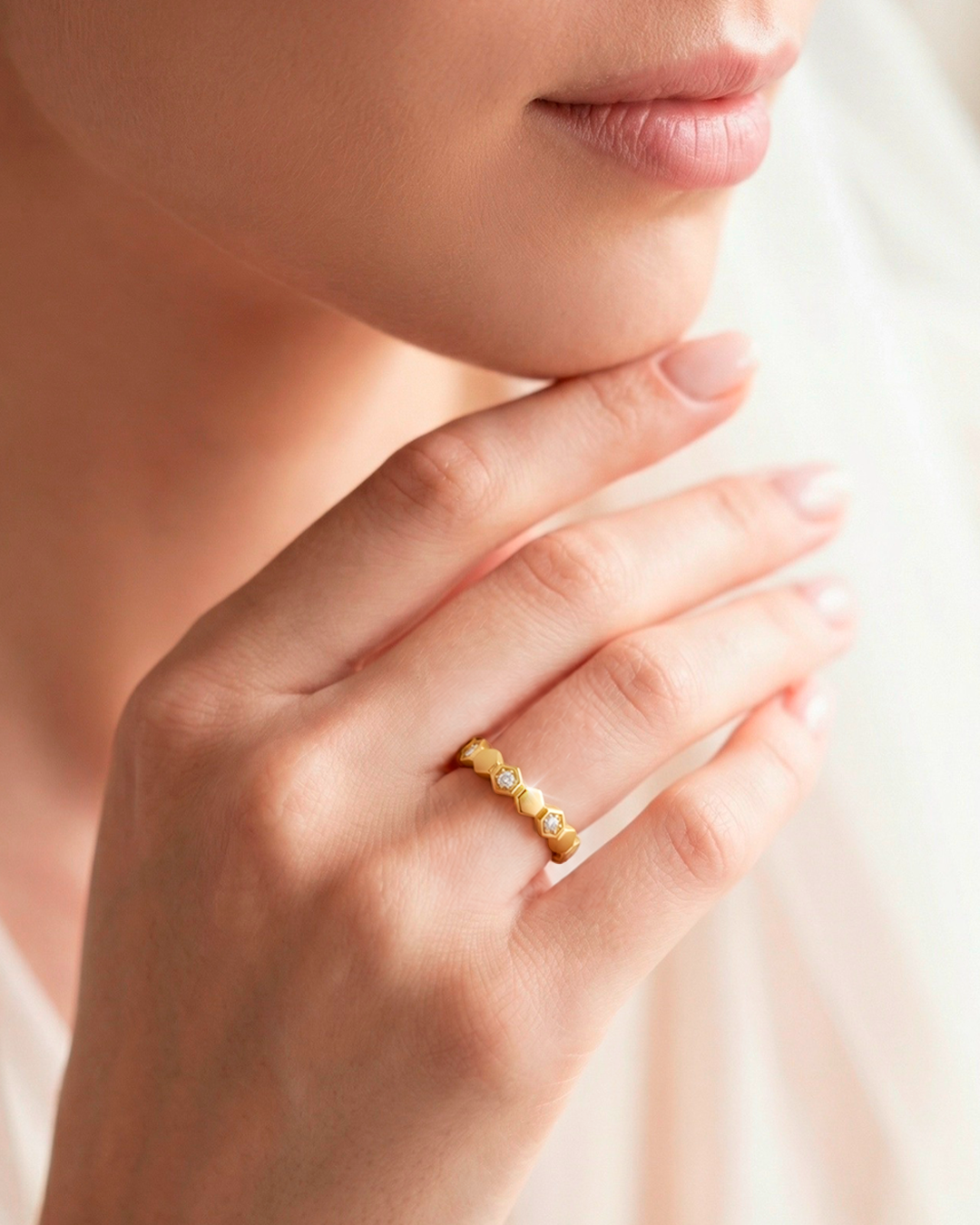 Banda Hexa de alta joyería en oro amarillo 18K.
