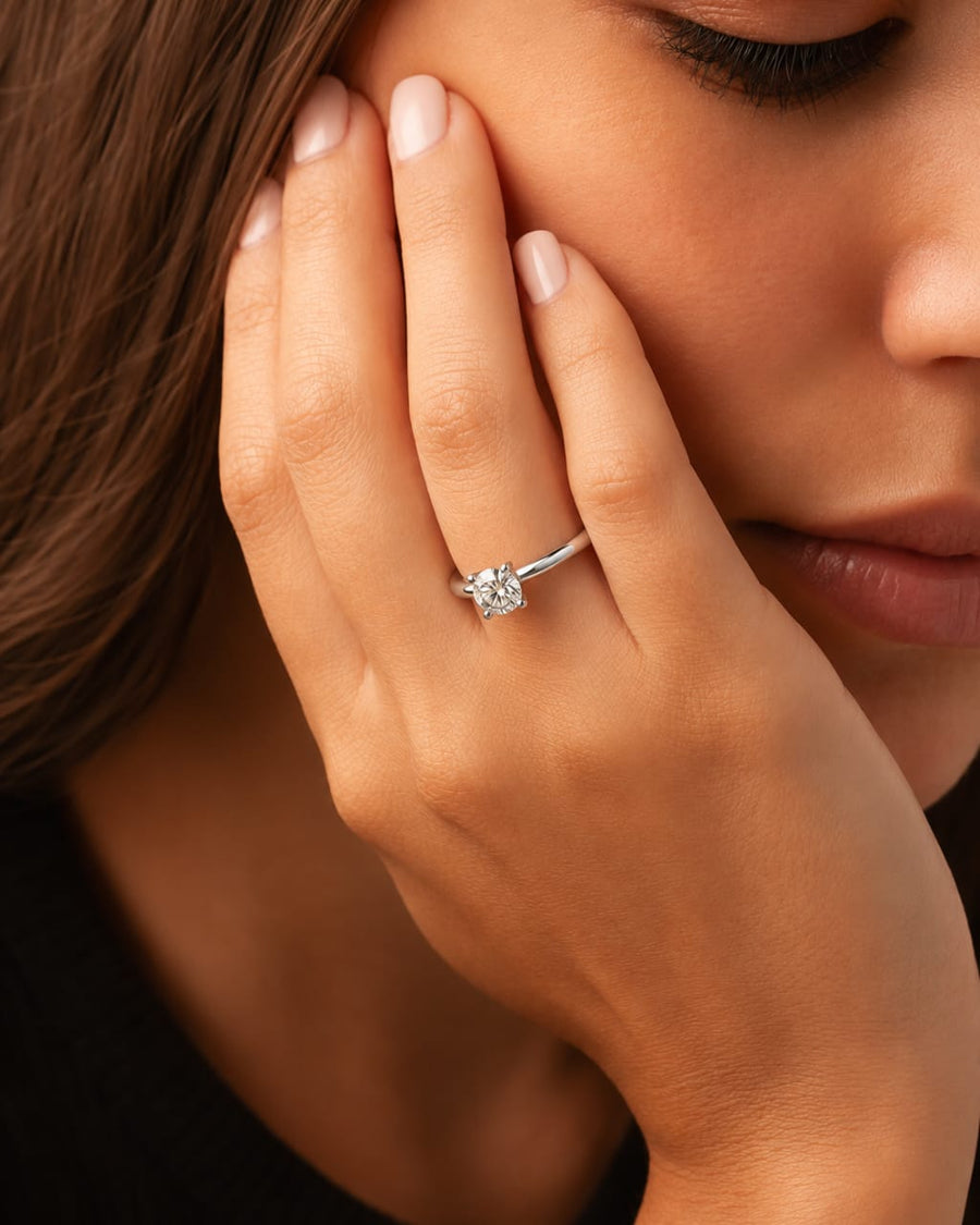 anillo puesto, modelo solitario firenze