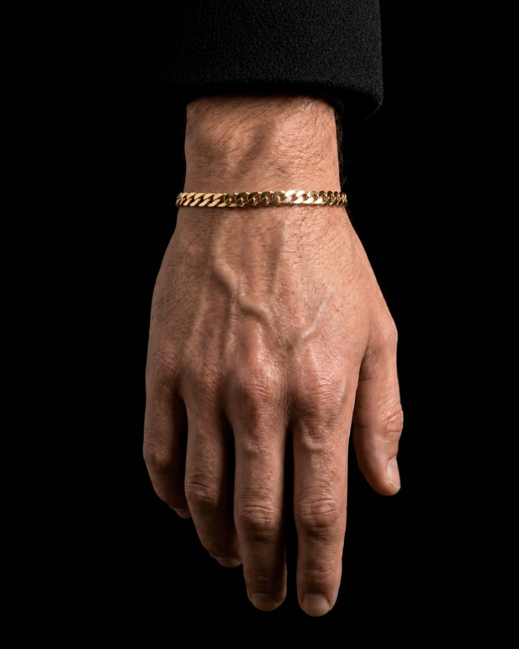 Pulsera esclava de oro amarillo de 18K puesta, con eslabones de tejido cubano clásico pulidos a espejo.