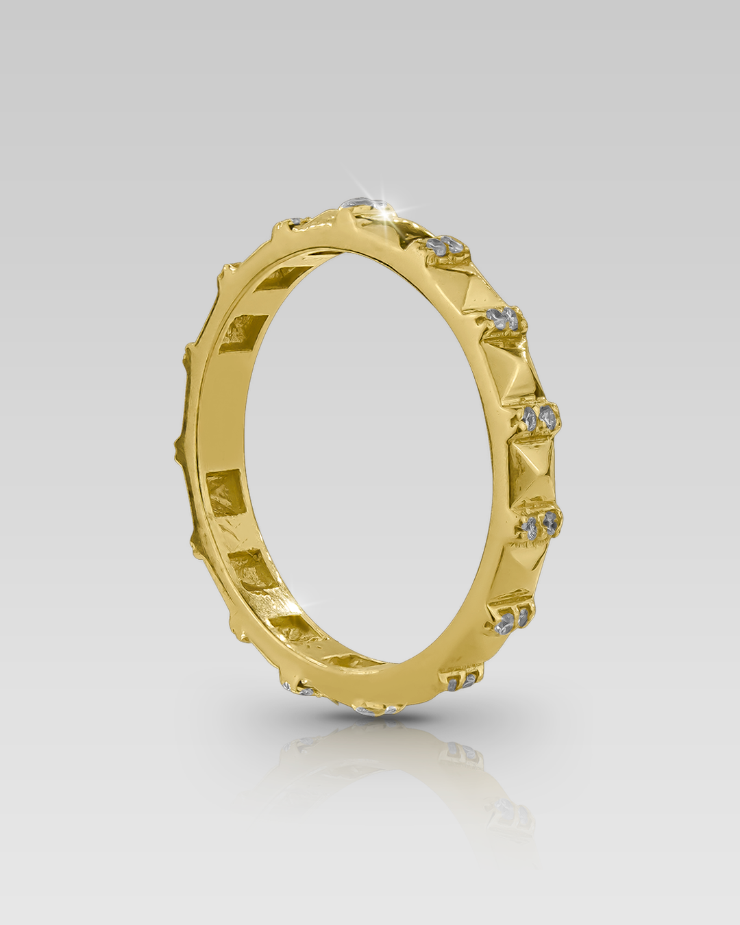 Anillo de oro amarillo de 18K modelo Yako con media alianza de brillantes naturales engastados en línea.