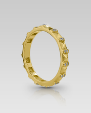 Anillo de oro amarillo de 18K modelo Yako con media alianza de brillantes naturales engastados en línea.