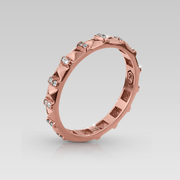 Anillo de oro rosa de 18K modelo Yako con media alianza de brillantes naturales engastados en línea.