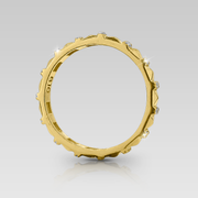 Anillo de oro amarillo de 18K modelo Yako con media alianza de brillantes naturales engastados en línea.