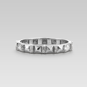 Anillo de oro blanco de 18K modelo Yako con media alianza de brillantes naturales engastados en línea.