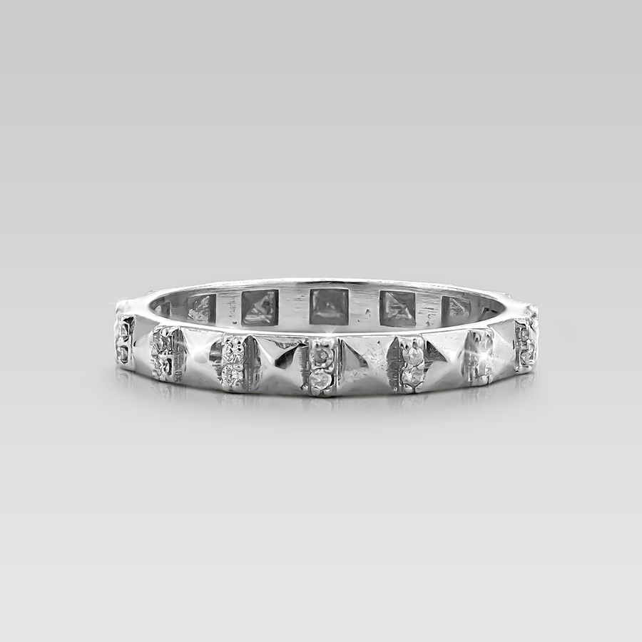 Anillo de oro blanco de 18K modelo Yako con media alianza de brillantes naturales engastados en línea.