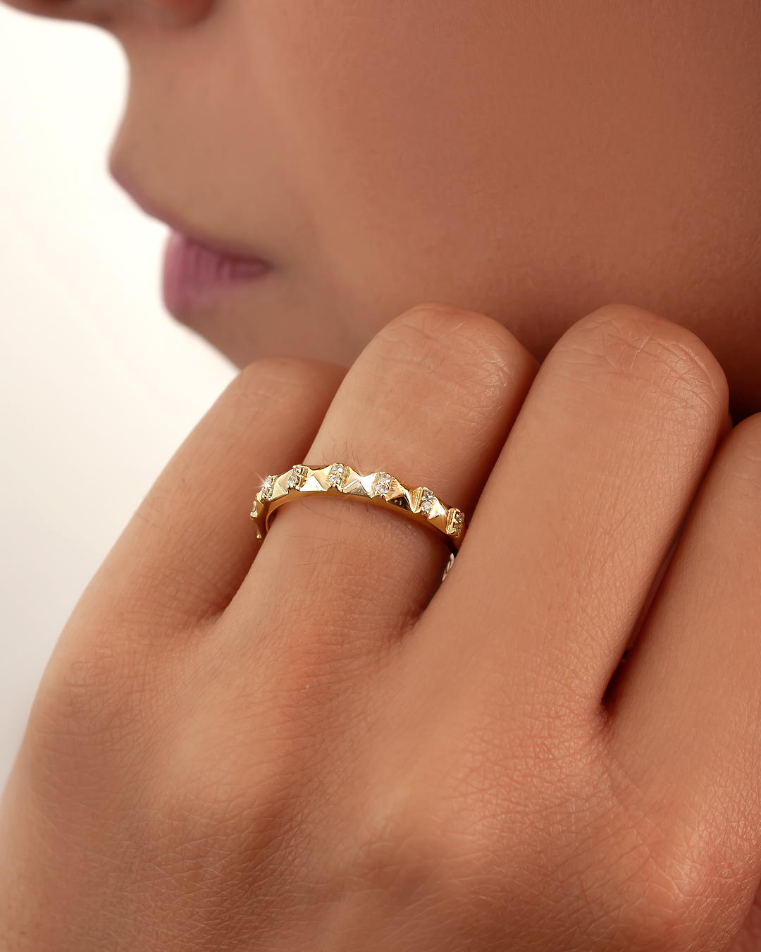 Anillo puesto de oro amarillo de 18K modelo Yako con media alianza de brillantes naturales engastados en línea.